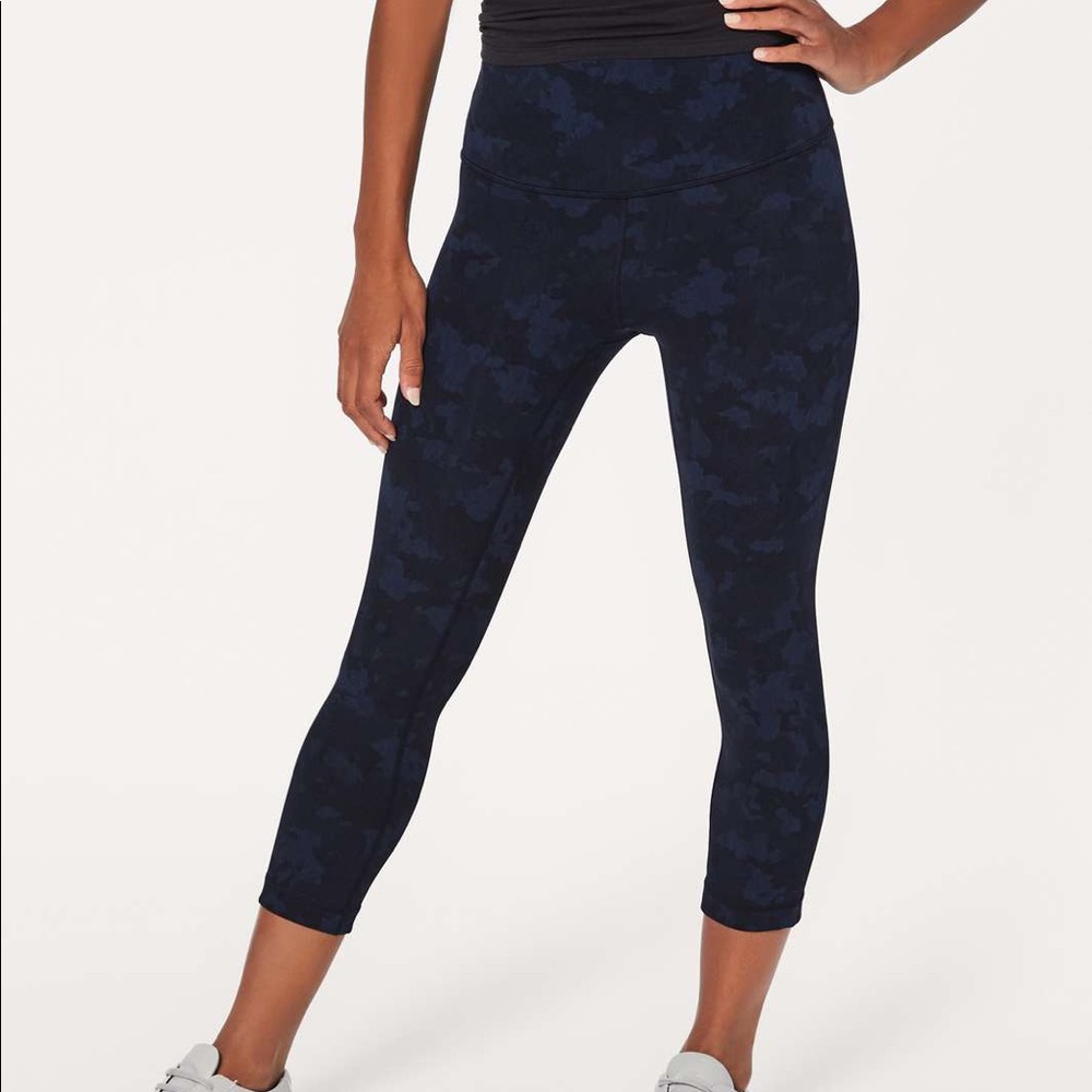 🖤LULULEMON NAVY CAMO CROPPED WUNDER UNDERS🖤